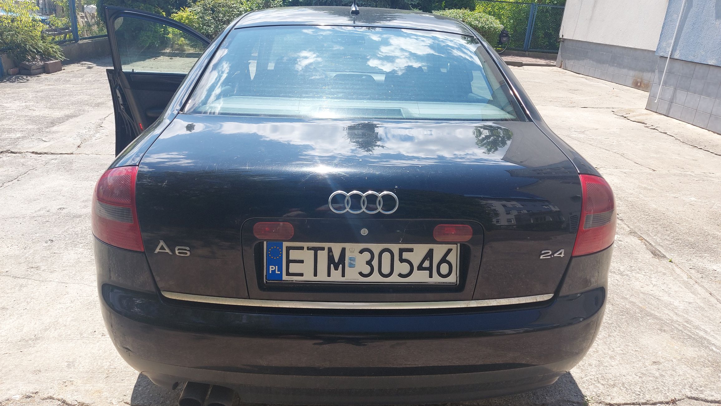 Tył czarnego Audi A6 C5 sedan z widoczną tablicą rejestracyjną ETM 30546, logo marki, oznaczeniem modelu A6 oraz silnika 2.4.