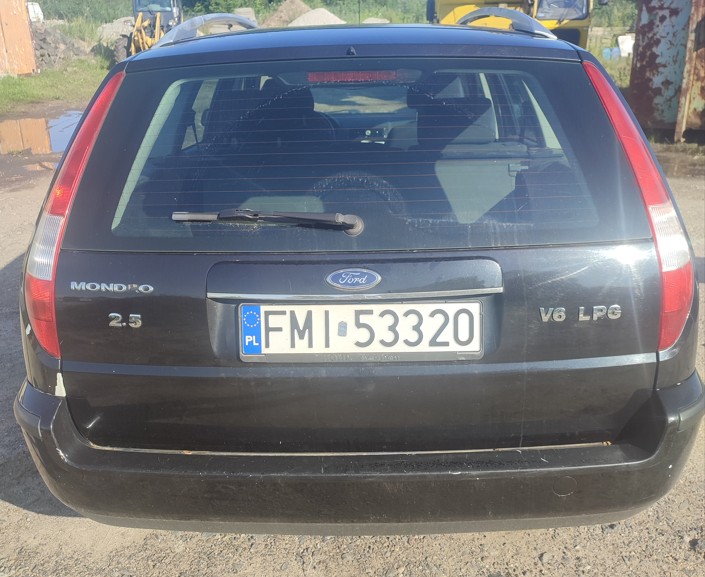 Tył z tablicą rejestracyjną oraz znakiem marki Ford.