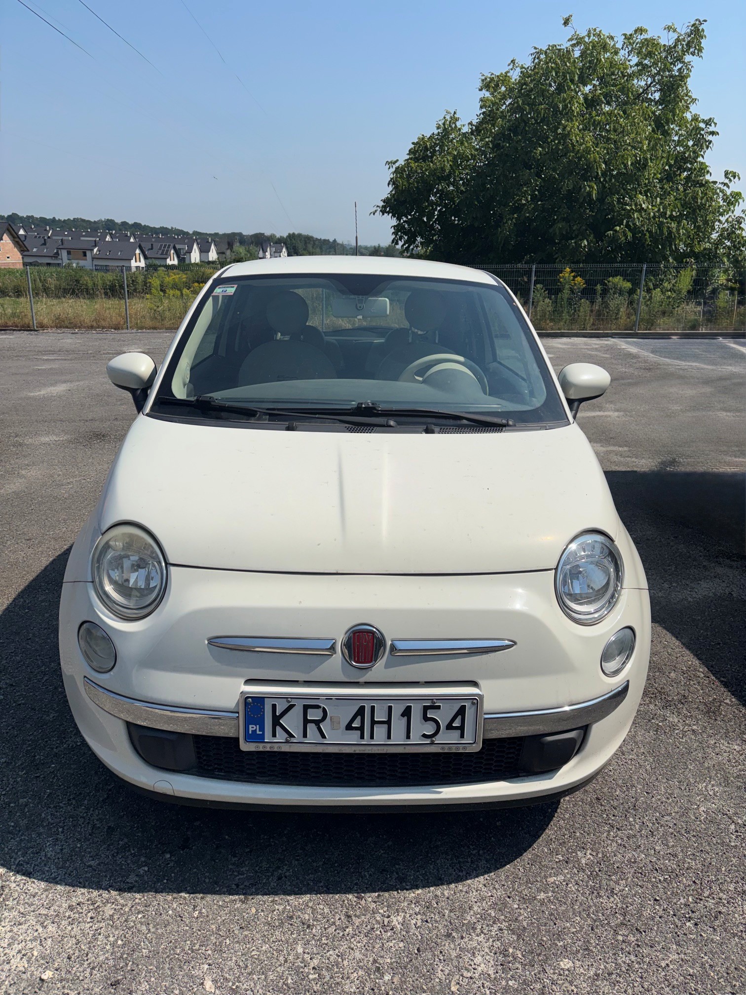 przód samochodu osobowego fiat 500 w kolorze białym