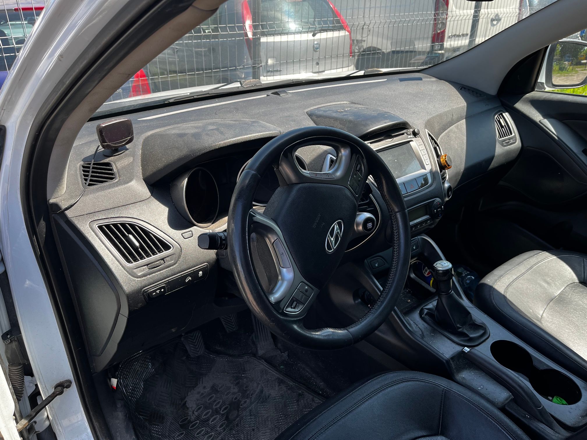 Kokpit i miejsce kierowcy w białym Hyundai Tuscon