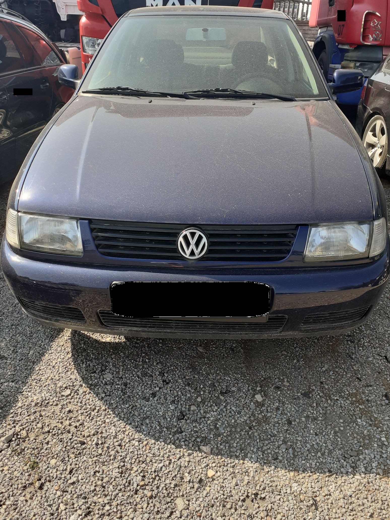 Granatowy Volkswagen Polo Classic widziany z przodu z logiem marki na grillu