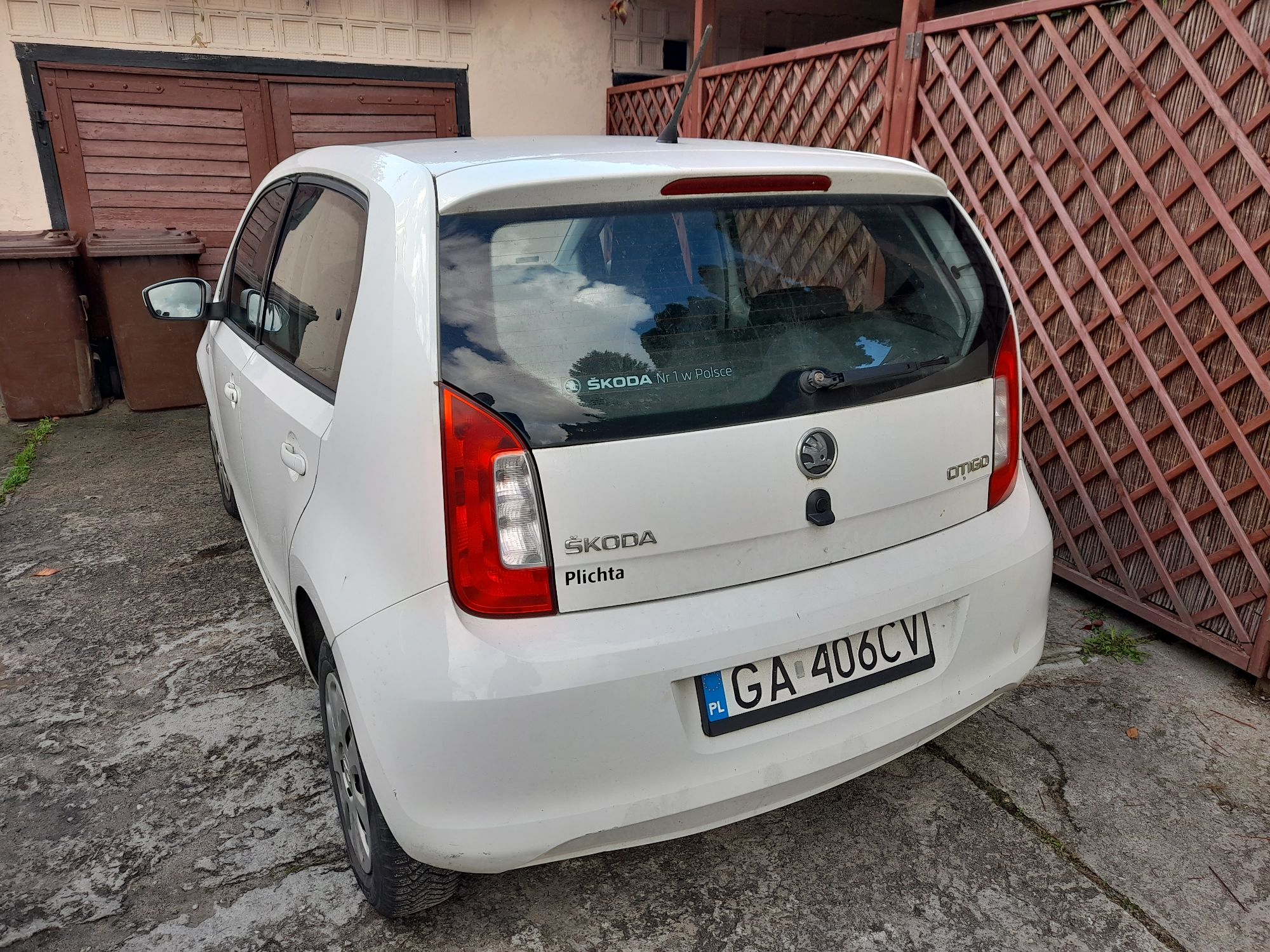 Samochód osobowy w kolorze białym widok z tyłu, hatchback