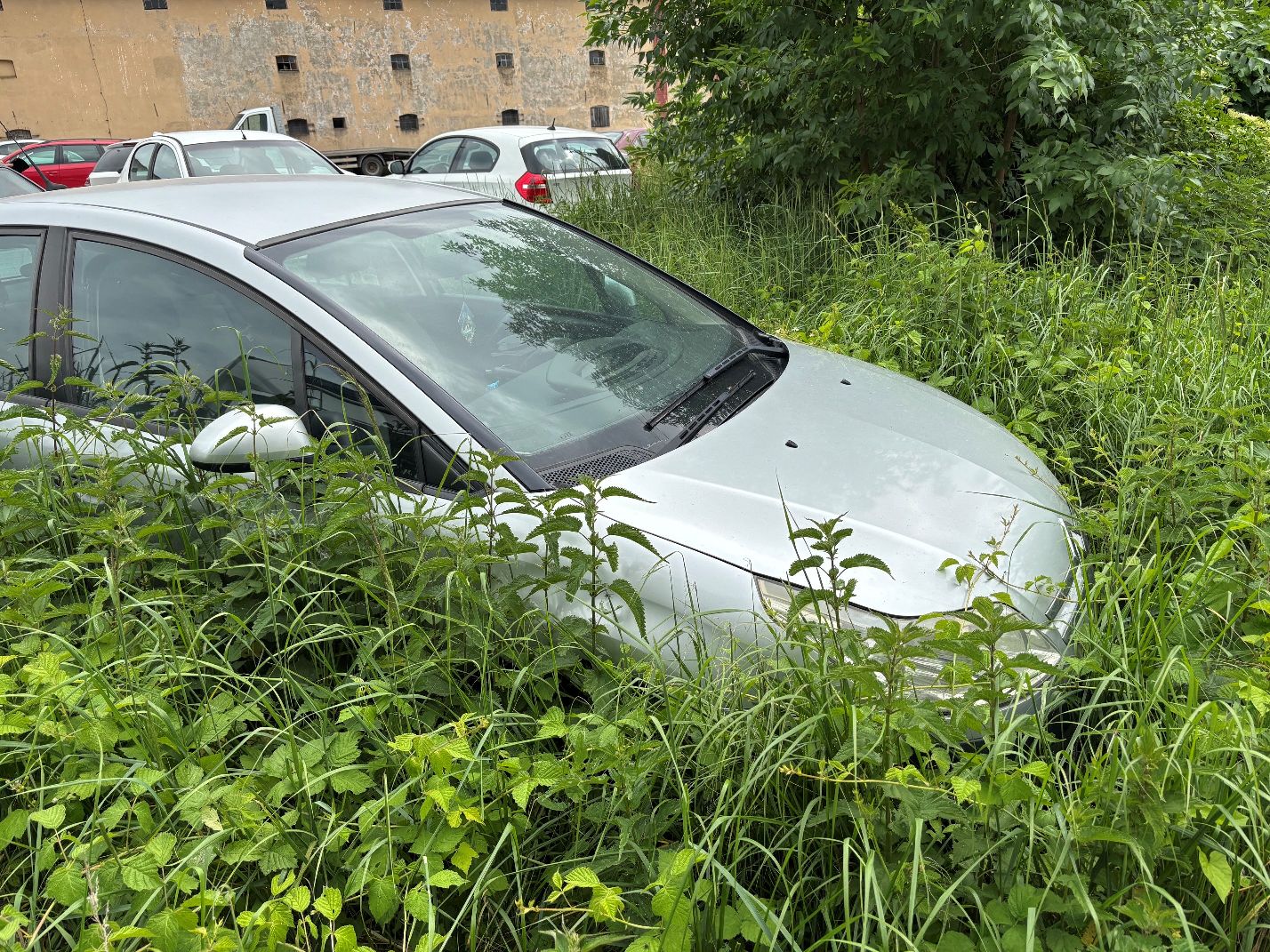 Samochód osobowy Citroen C4 koloru srebrnego. Szczegółowe dane dostępne w opisie.