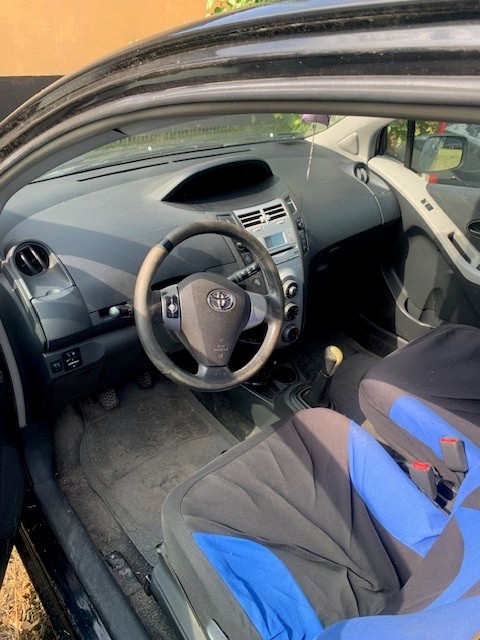 Zdjęcie przedstawia wnętrze samochodu osobowego, konkretnie model Toyota Yaris II generacji