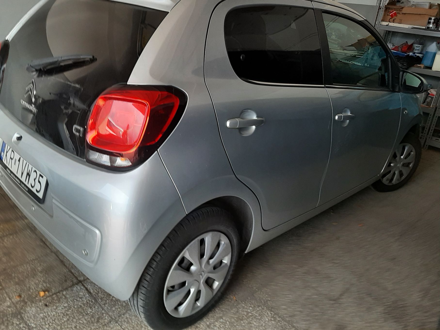 Samochód osobowy Citroen C1, w kolorze srebrnym, bok pojazdu