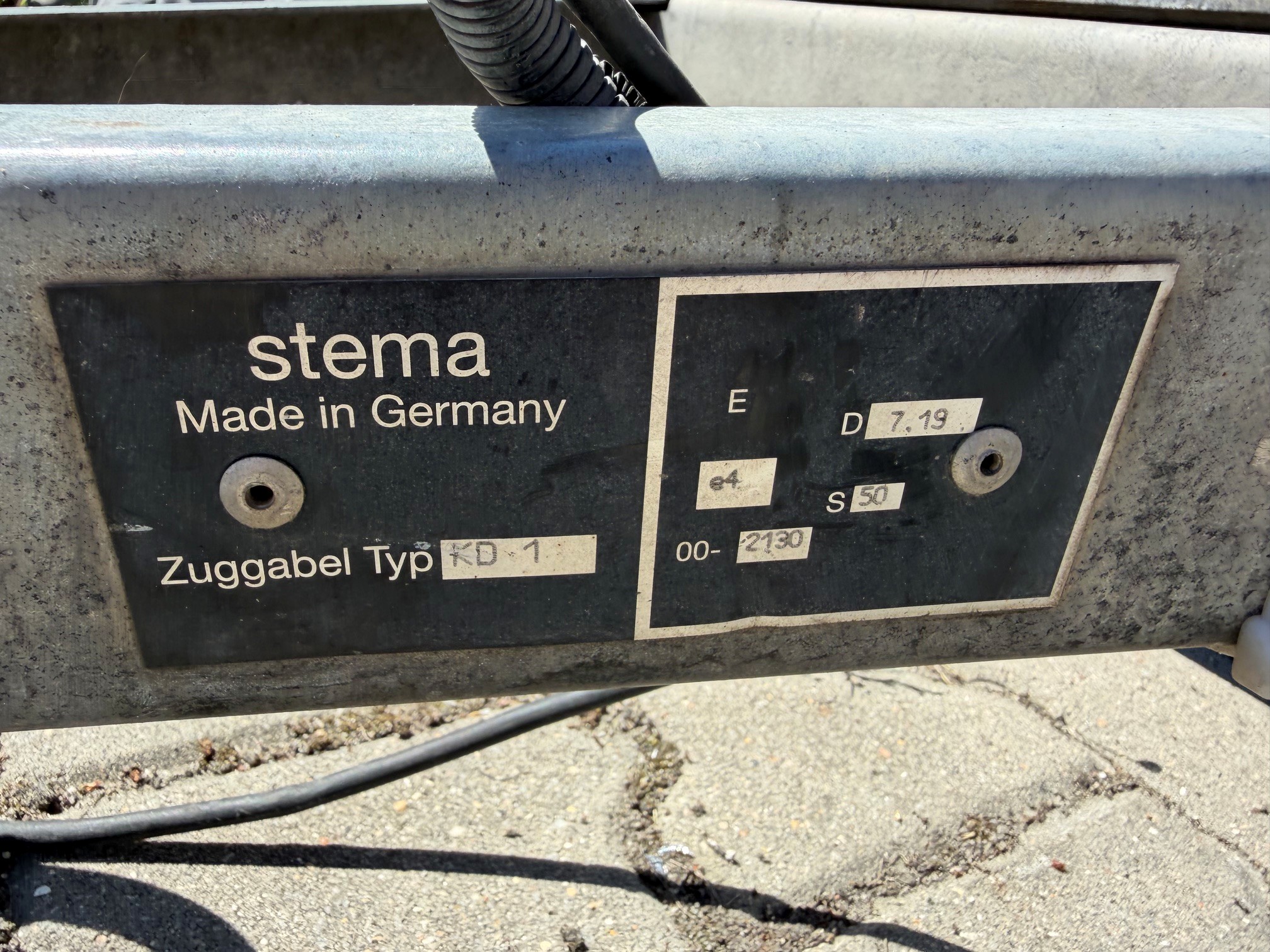 Przyczepa lekka Stema. Widok tabliczki znamionowej z dyszla