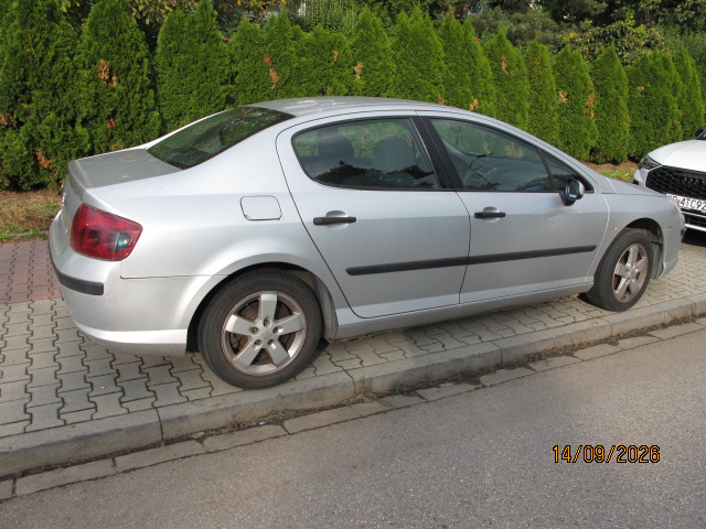 Prawy bok pojazdu Peugeot 407.