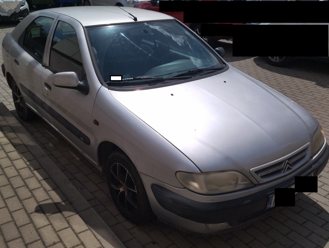 Samochód osobowy Citroen Xsara ,srebrny ,widok z prawej strony