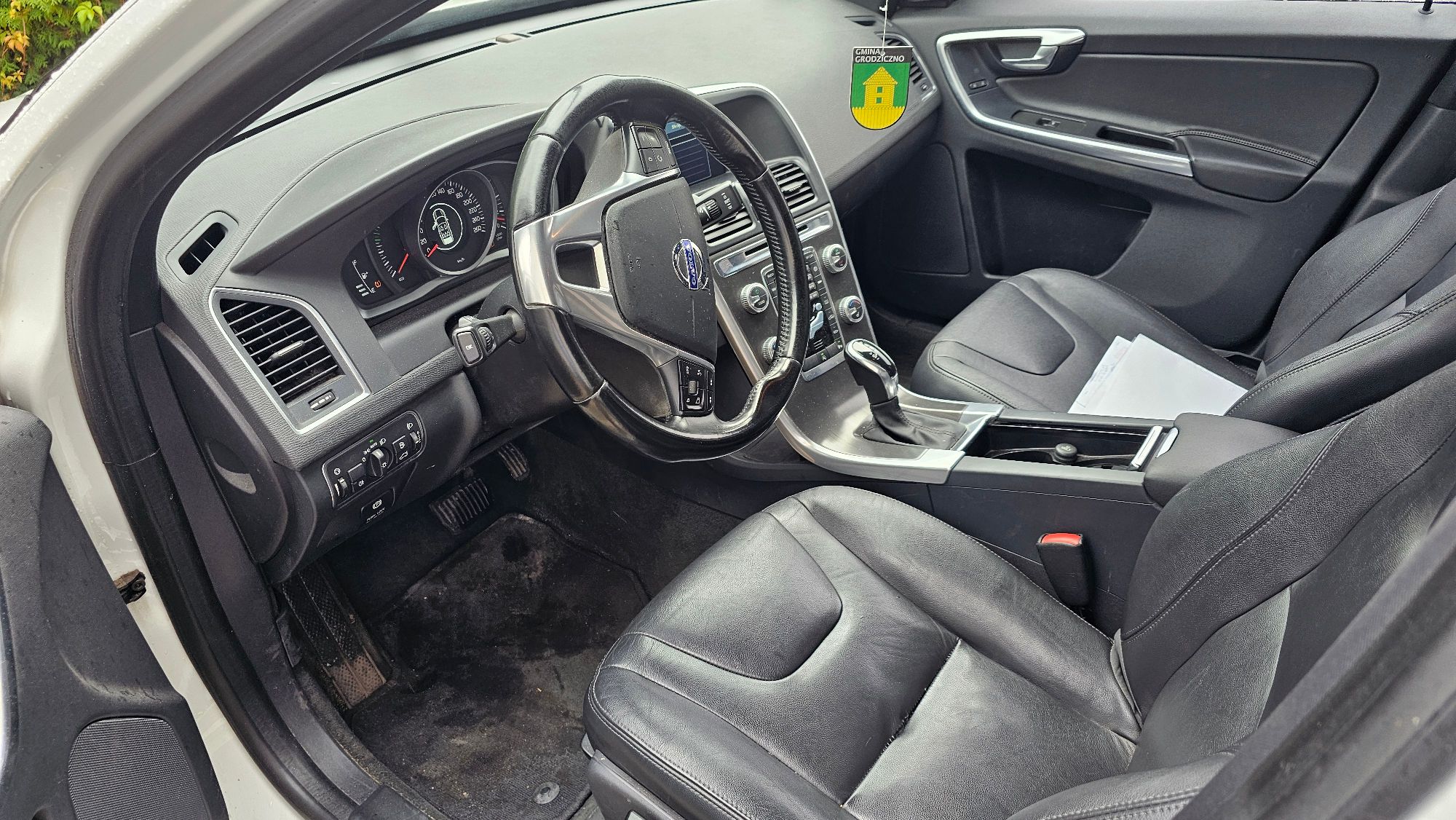 Volvo XC60. kolor biały, widok wnętrza przednia część, czarna skórzana tapicerka