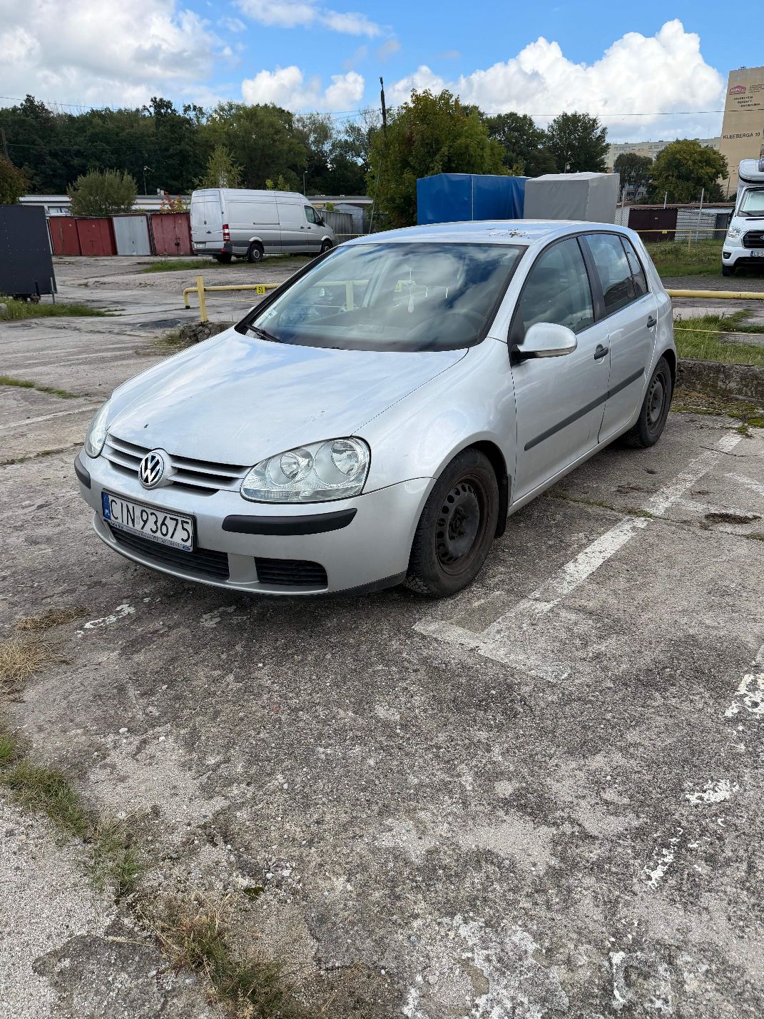 VW GOLF widoczny z przodu po skosie z prawej strony