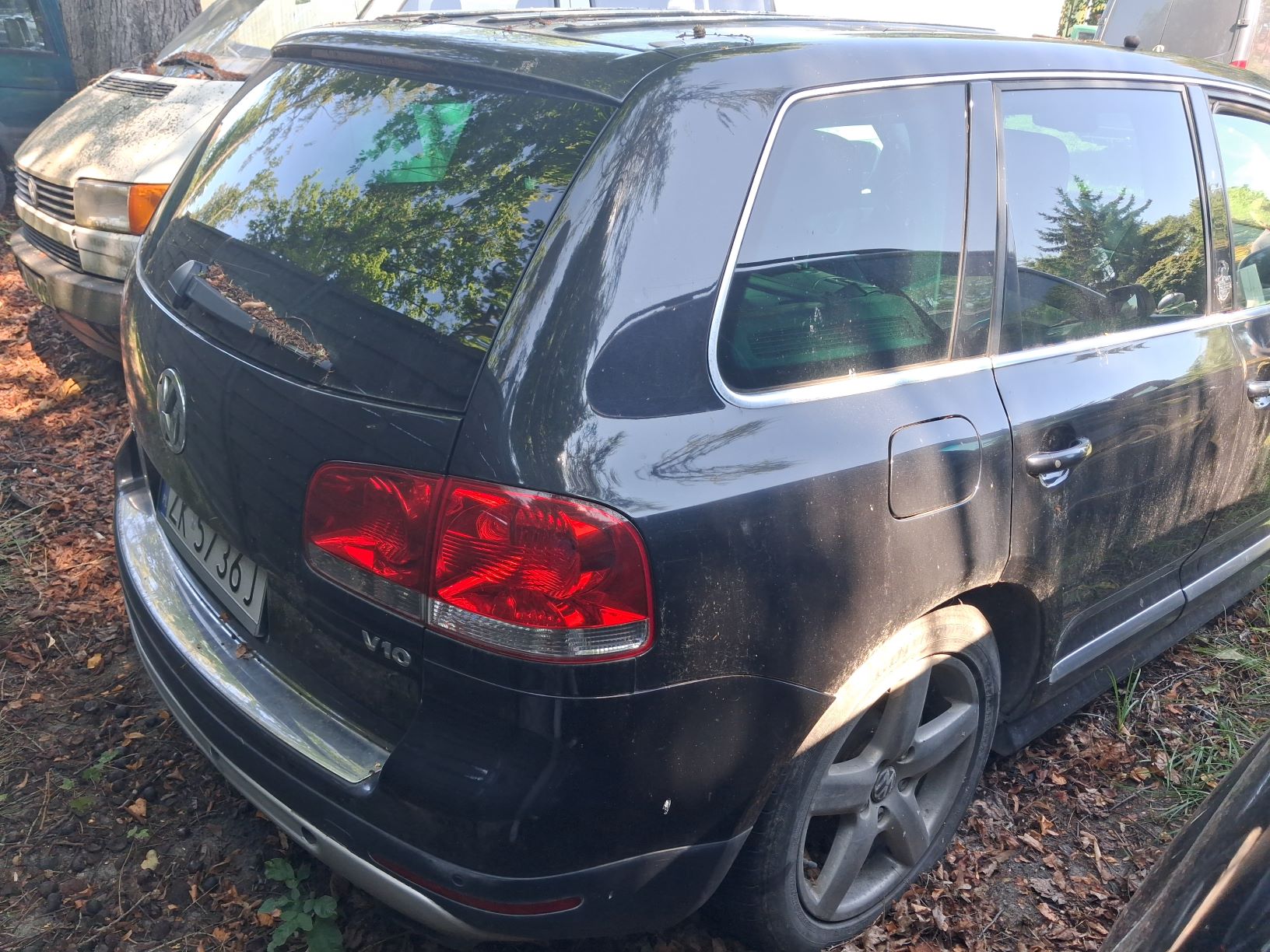 Tylny prawy bok czarnego Volkswagena Touarega V10.