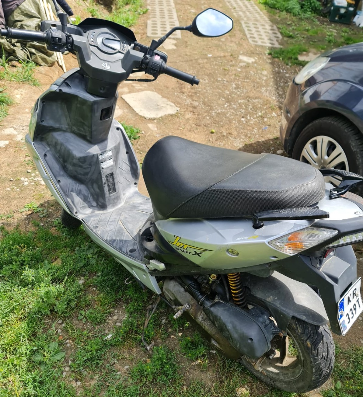 Szary skuter z czarnym siedzeniem