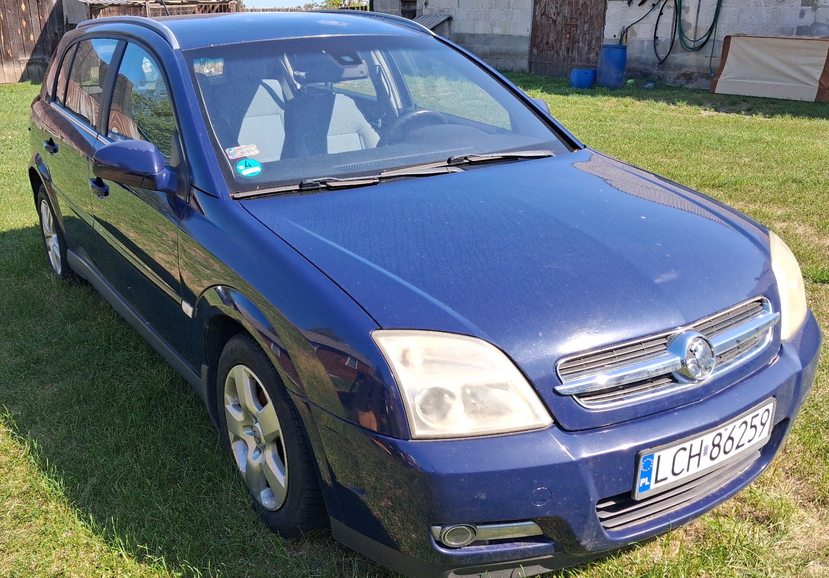 Samochód osobowy marki Opel koloru granatowego, widok z przodu.