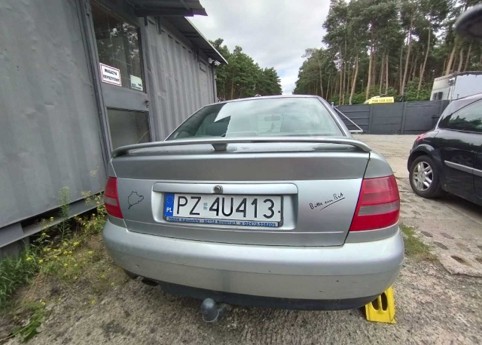 Na klapie bagażnika niski spojler. Po obu stronach klapy znajdują się klasyczne, prostokątne lampy tylne nieuszkodzone.