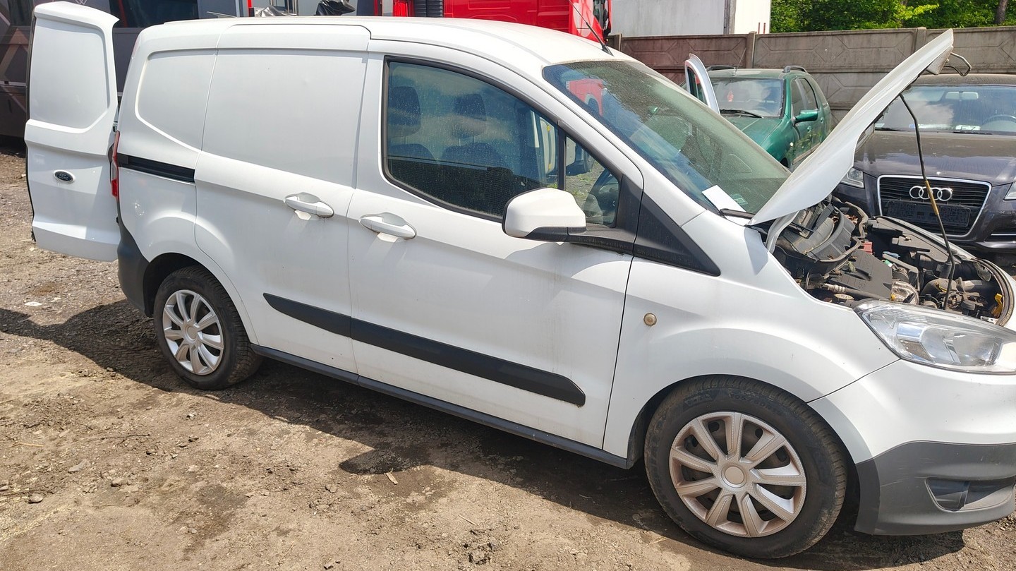 samochód osobowy marki ford koloru białego prawa strona