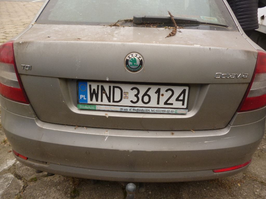 Zdjęcie przedstawia tył pojazdu
