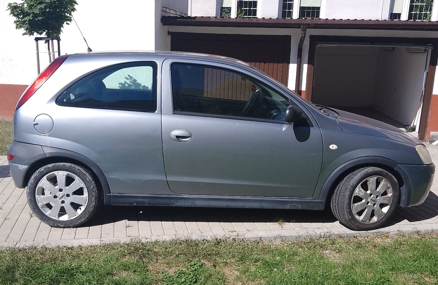 Samochód osobowy - widok z boku od strony pasażera