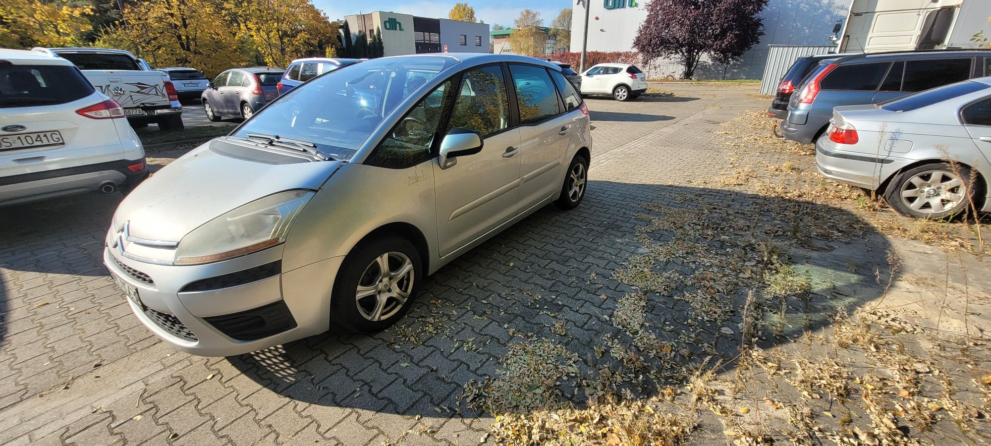 Pojazd koloru srebrnego, widok od strony kierowcy.