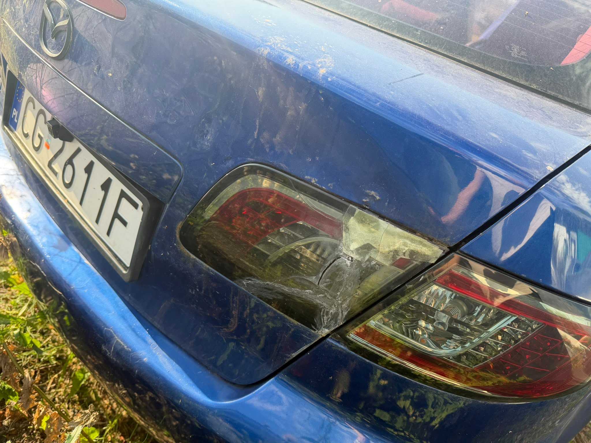 Niebieska tylna pokrywa wraz z uszkodzona prawą lampą.