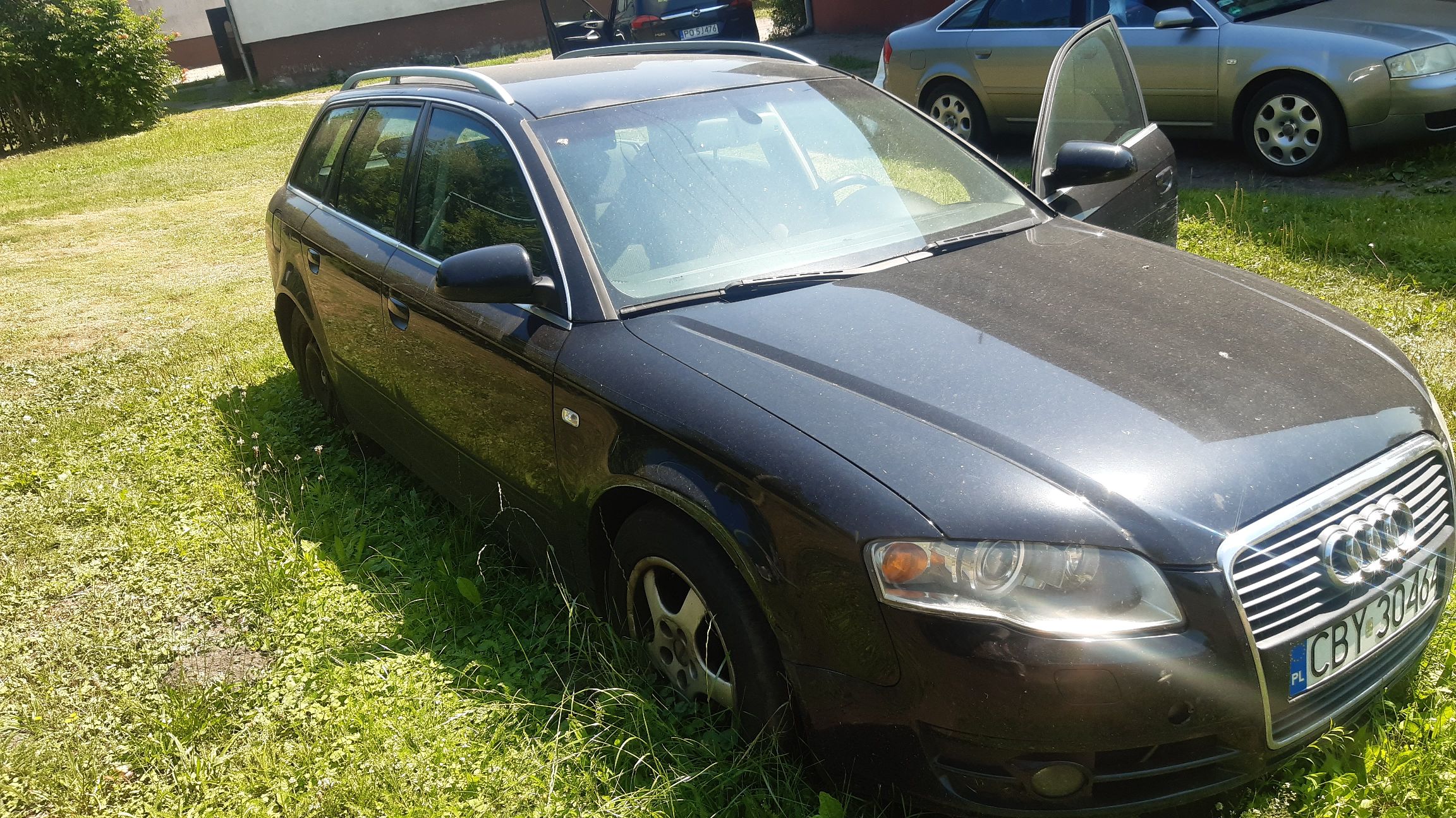 Czarny samochód Audi A4 Avant w wersji kombi, widok z boku
