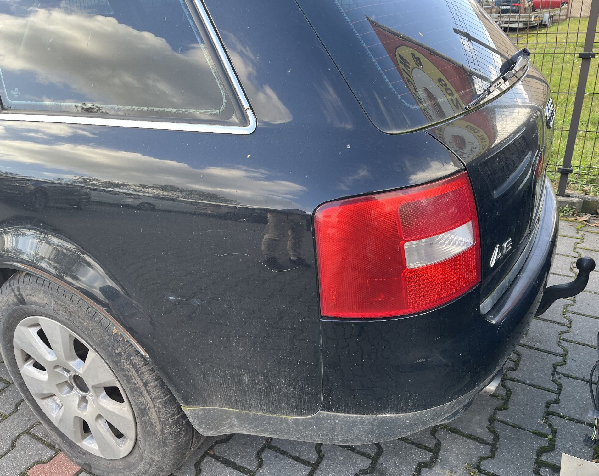 Tylny lewy błotnik z widocznymi zarysowaniami i śladami korozji.