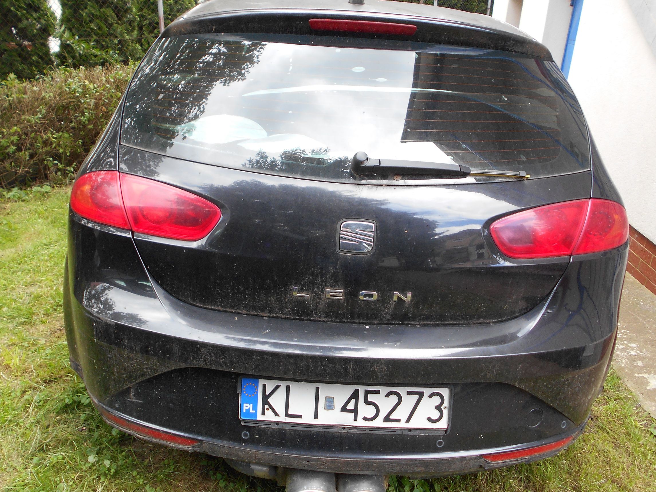 Tył czarnego samochodu marki Seat Leon.
