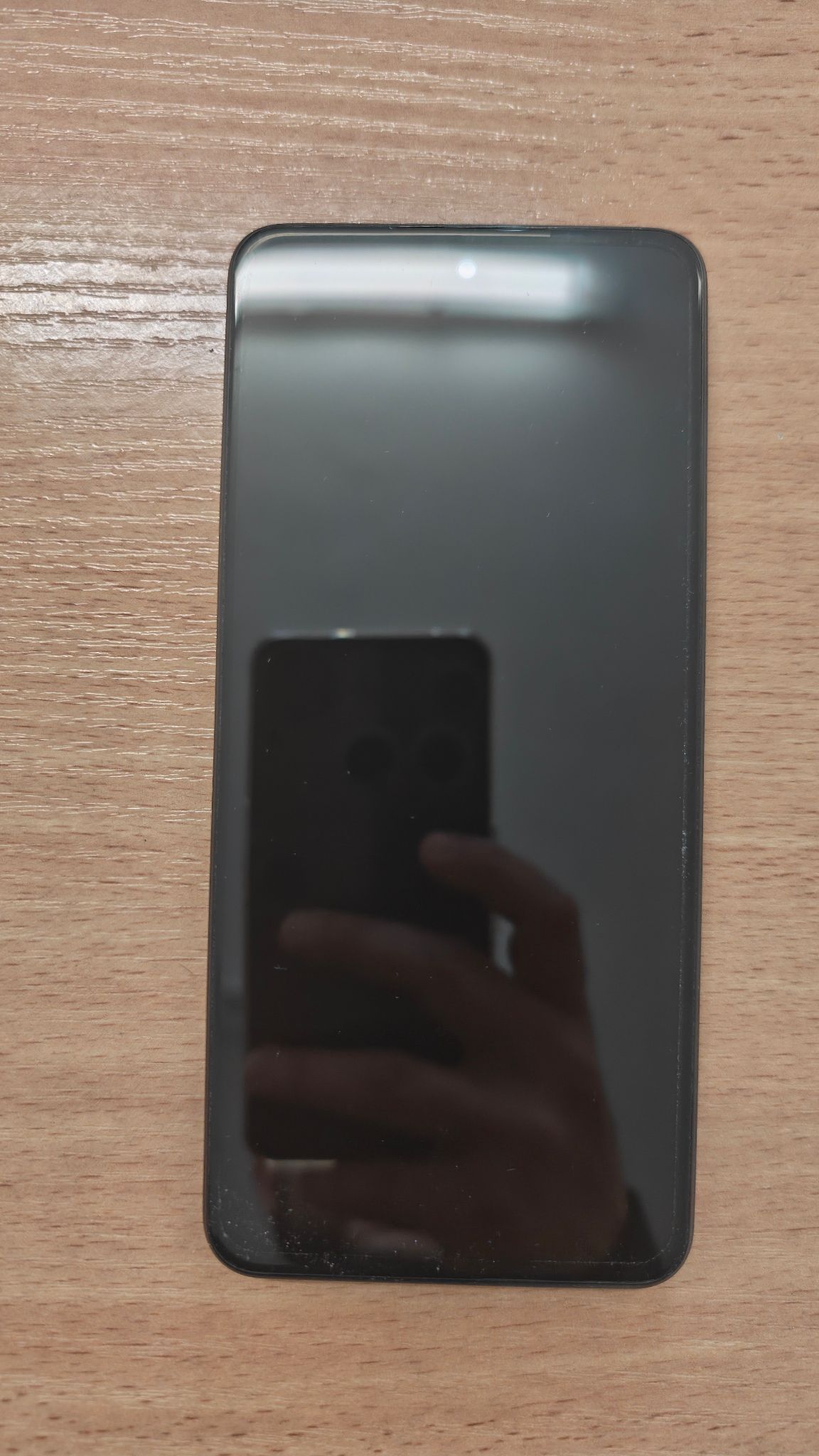 Na zdjęciu widać ekran telefonu. Brak zarysowań