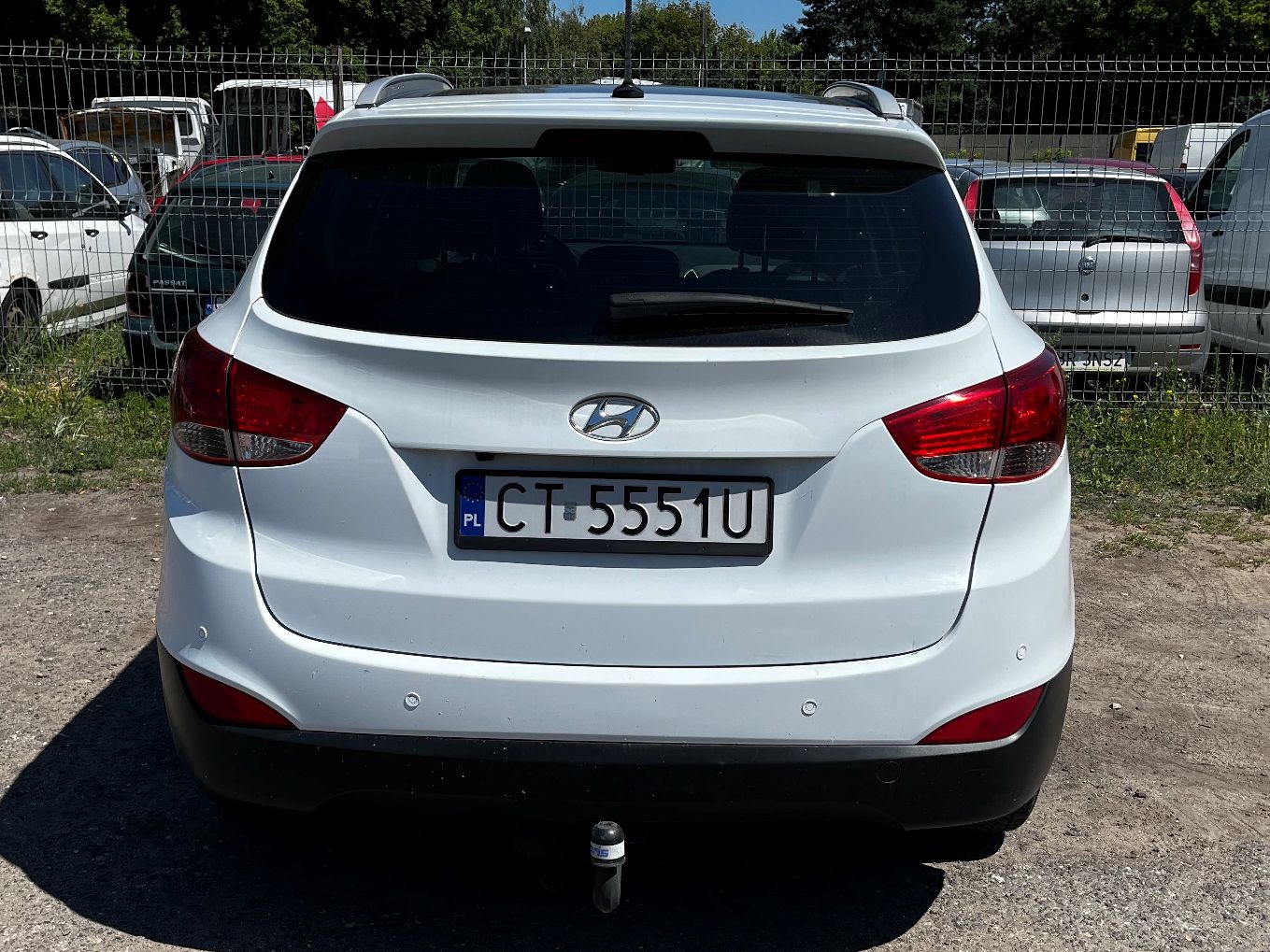 Biały Hyundai Tuscon widziany z tyłu