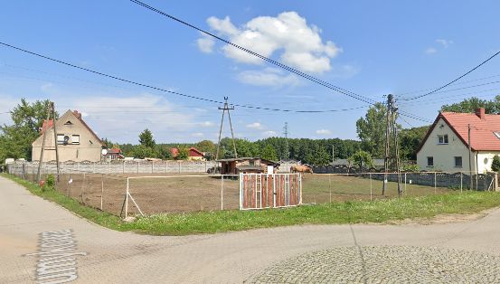 Zdjęcie działki nr 150/7. Ujęcie od strony ulicy Szkolnej.