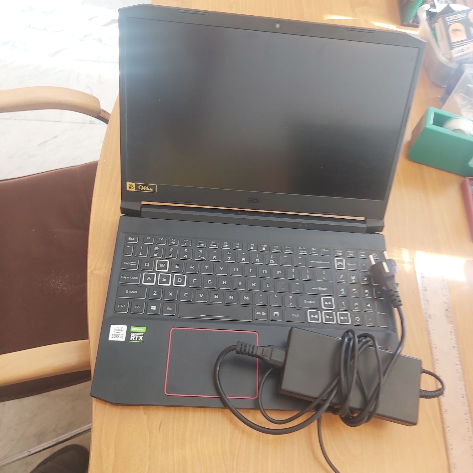 Wnętrze laptopa, widoczne ślady użytkowania i lekkie przetarcia klawiszy. Sprawna ładowarka.