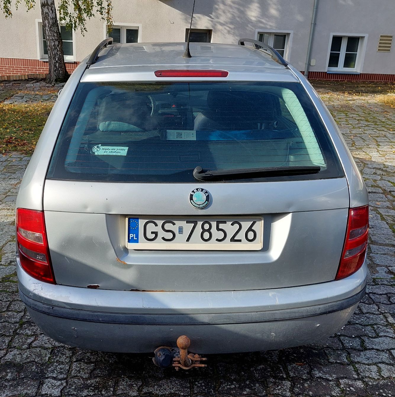 Tył, pokrywa bagażnika skorodowana pogięta, zderzak porysowany, tablica, hak holowniczy, światła , dodatkowe światło stop.