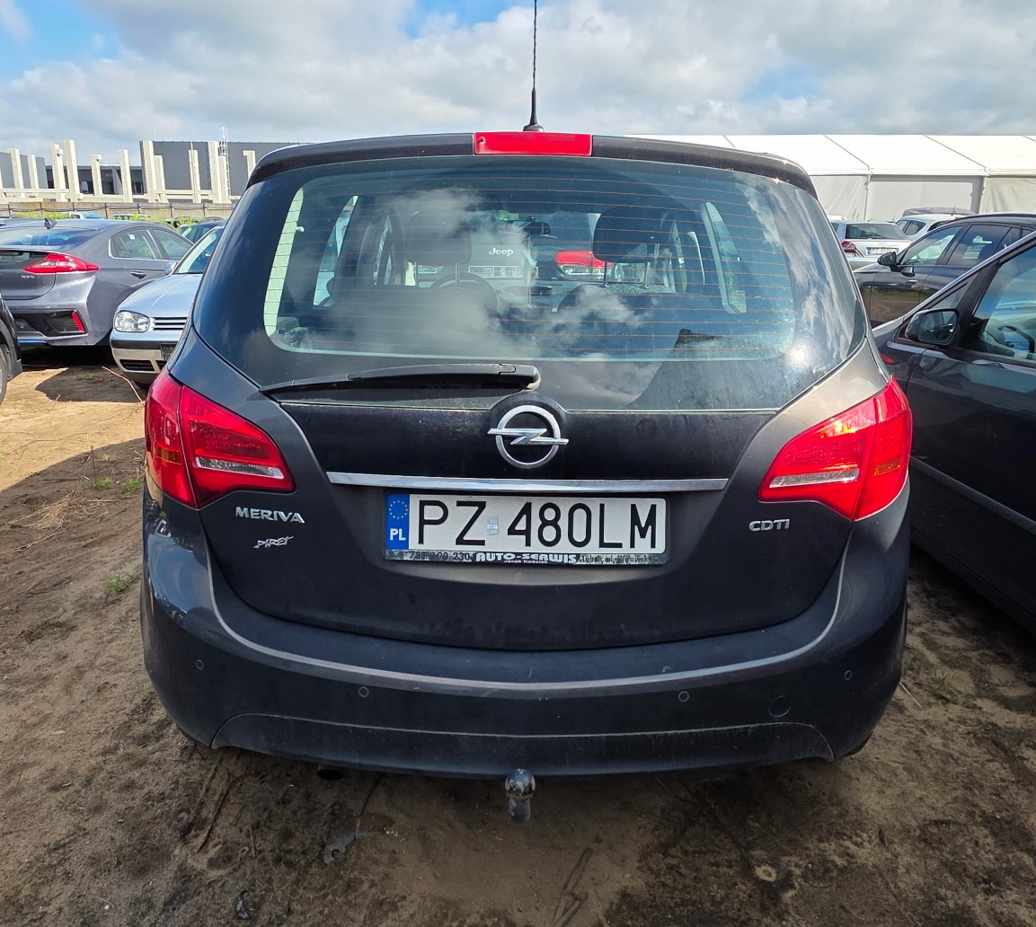 Zdjęcie tyłu szarego pojazdu marki Opel