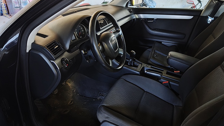 Wnętrze samochodu Audi A4 z układem kierowniczym.