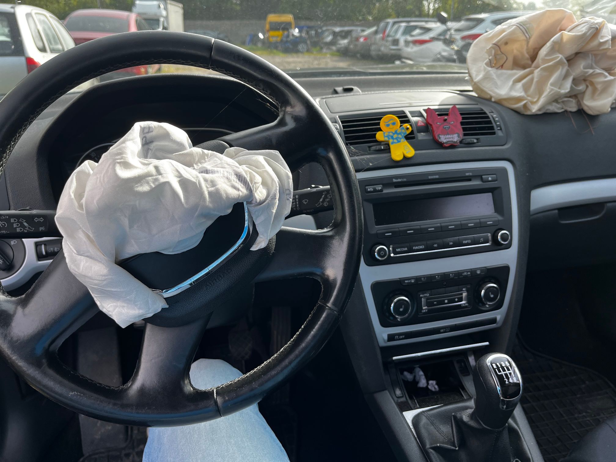 Zdjęcie SKODY OCTAVII KOMBI widoczne wnętrze pojazdu od strony kierowcy.