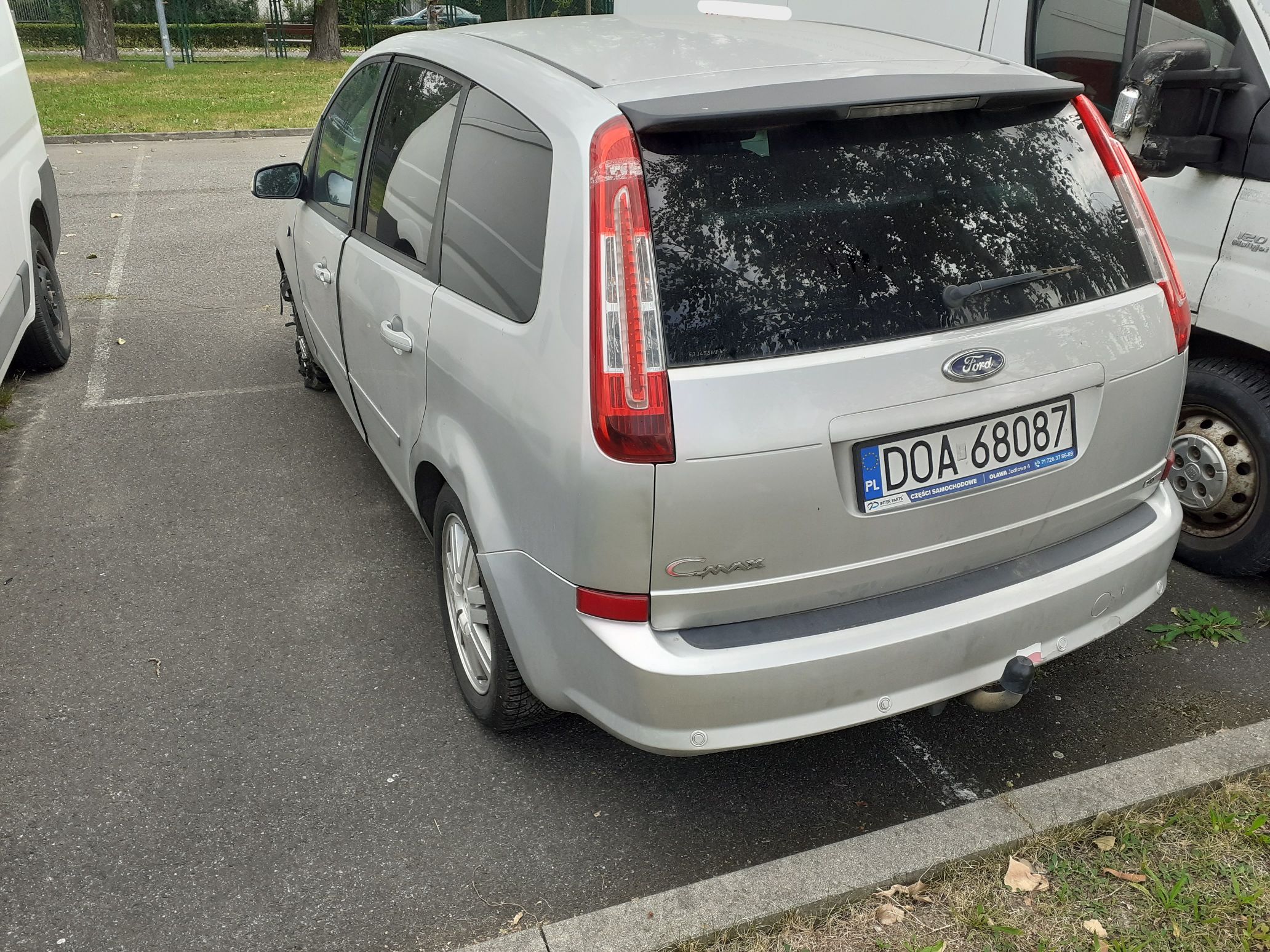 Ford C-Max koloru srebrnego, tył