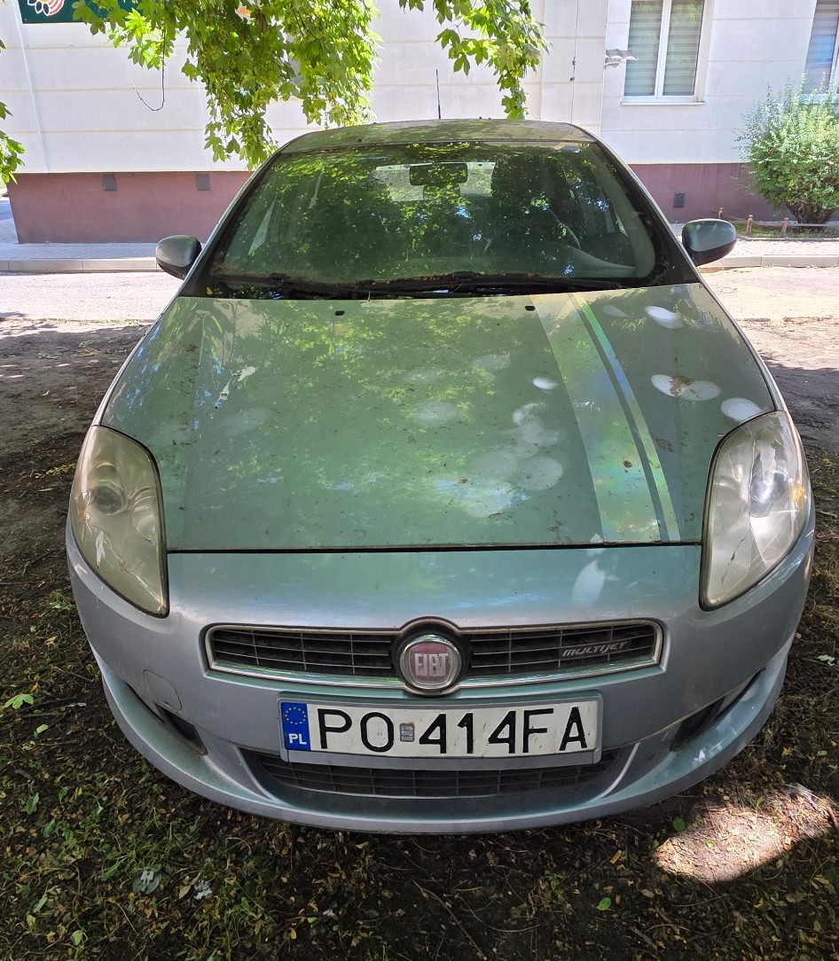 Zdjęcie przodu szarego pojazdu marki Fiat
