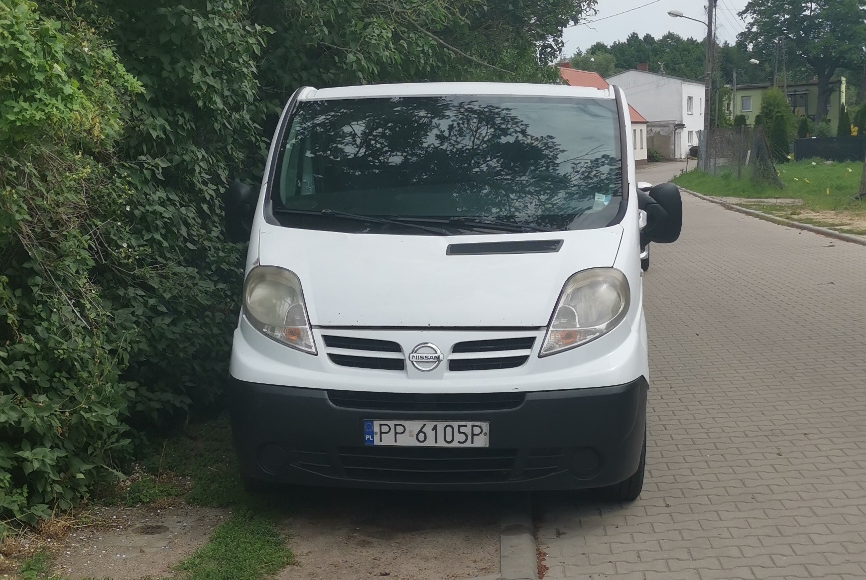 Biały samochód dostawczy, sfotografowany z przodu
