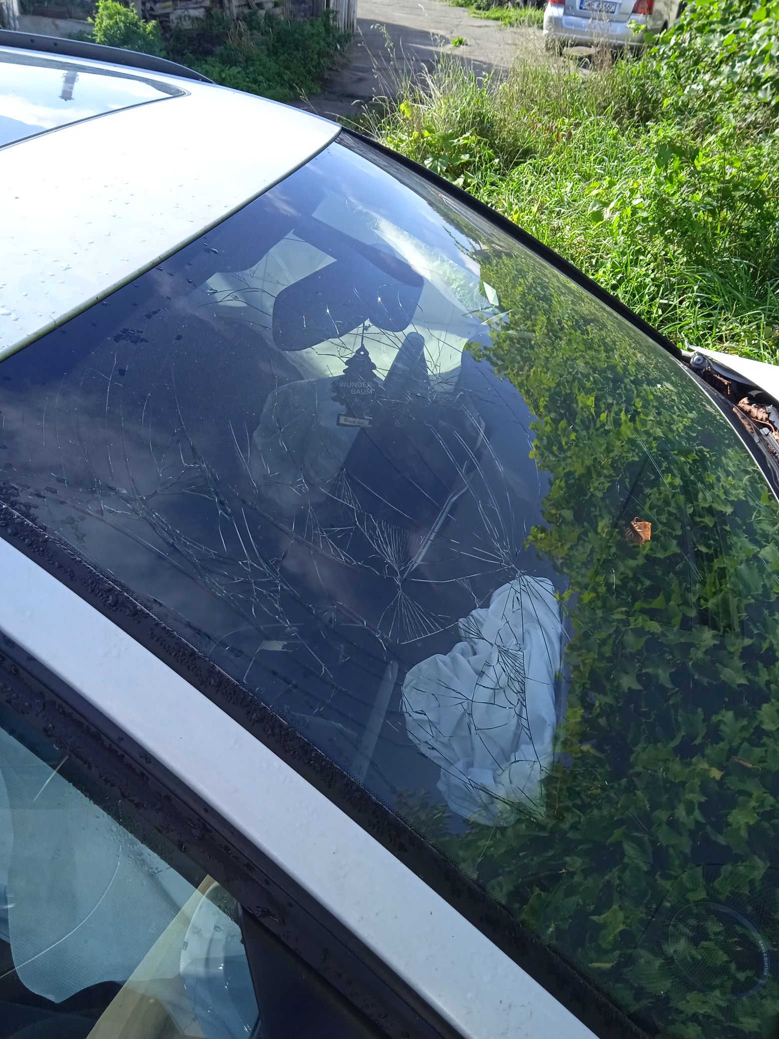 Zdjęcie rozbitej szyby pojazdu