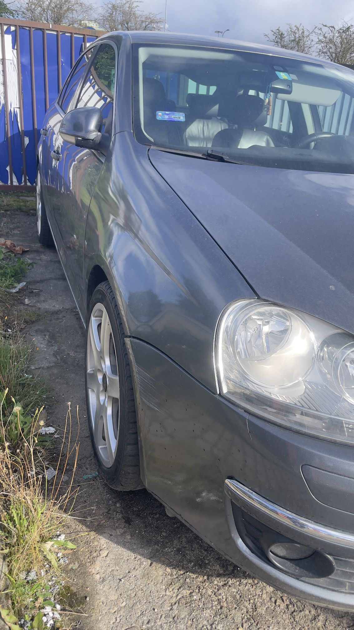 Prawy przedni  bok samochodu Volkswagen Jetta.