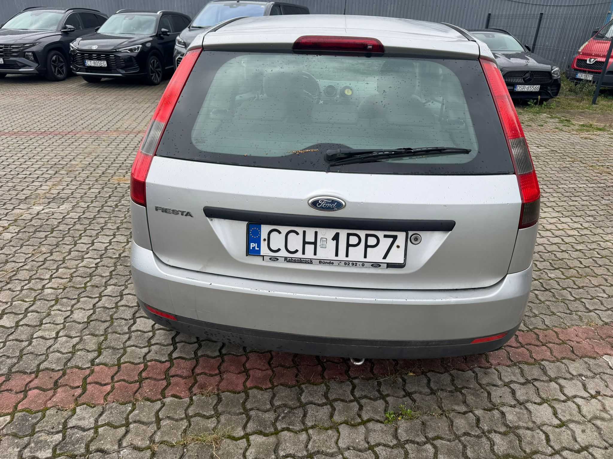 Tył pojazdu w srebrnym kolorze