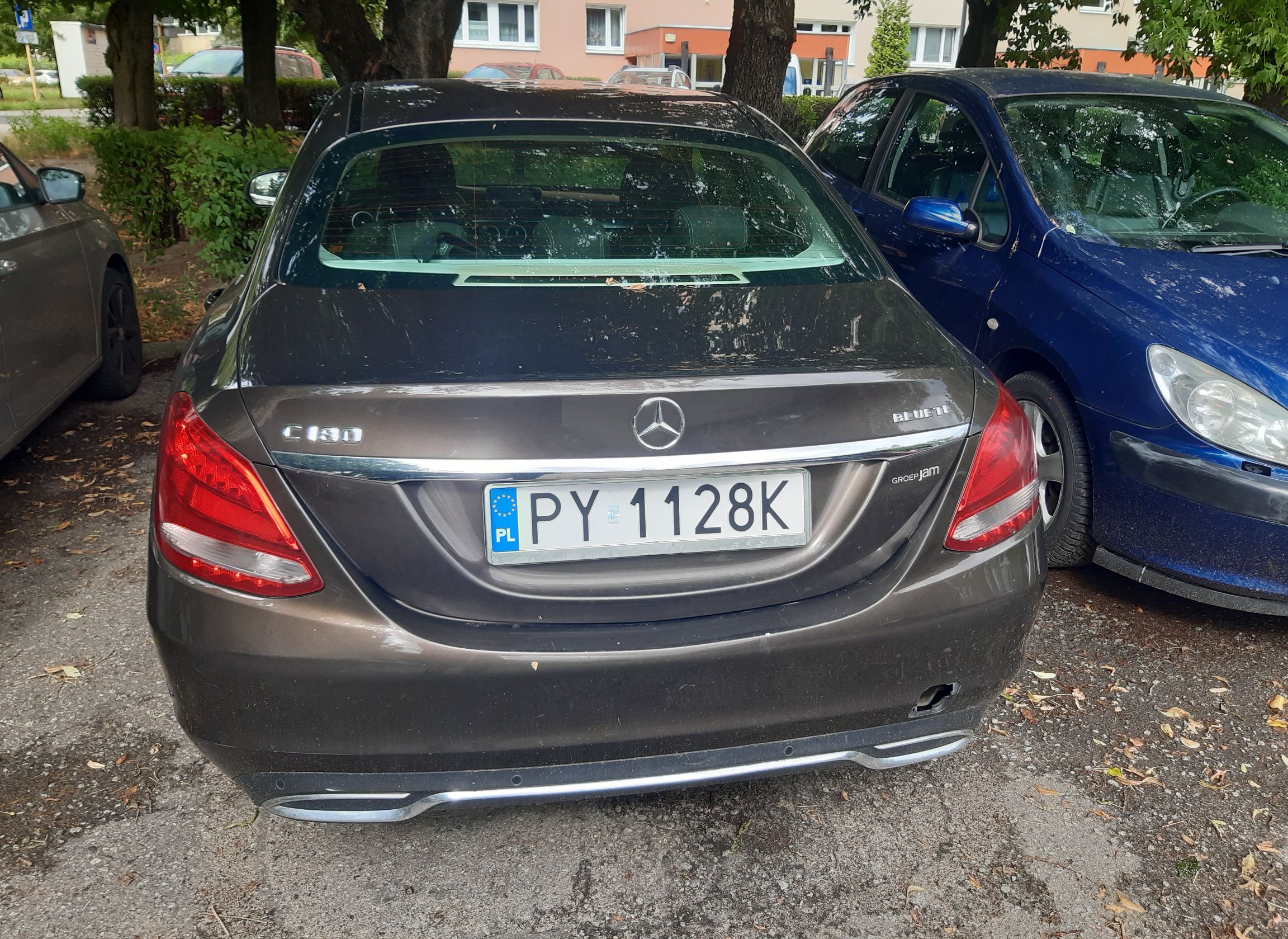 Zdjęcie przedstawia tył brązowego pojazdu
