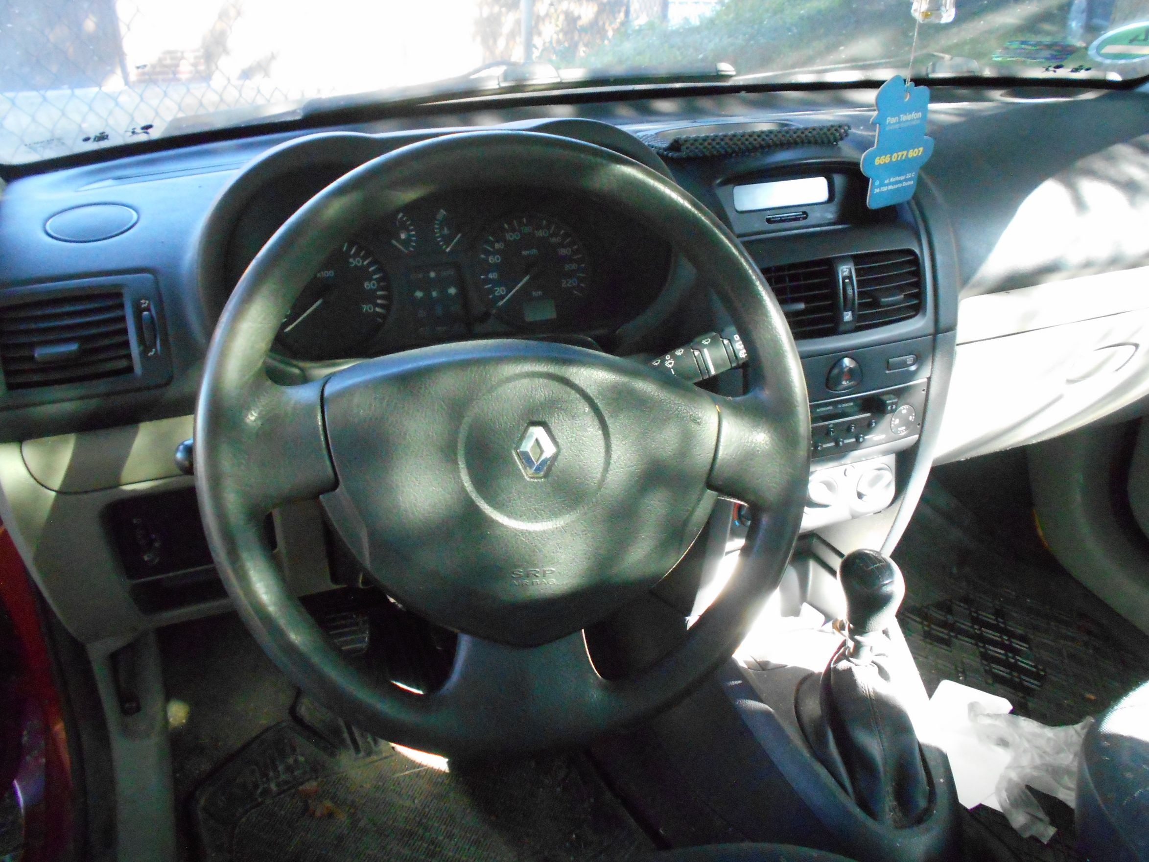 Wnętrze samochodu marki Renault.