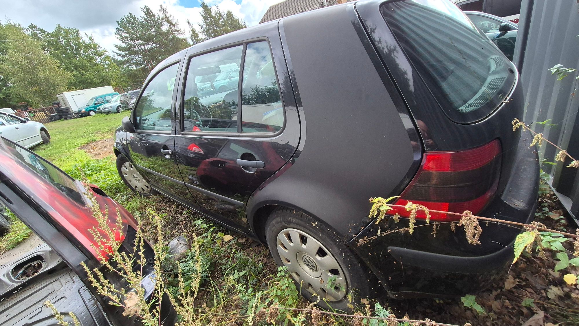 Tył i lewy bok pojazdu Volkswagen Golf, kolor czarny, szyby bez uszkodzeń.