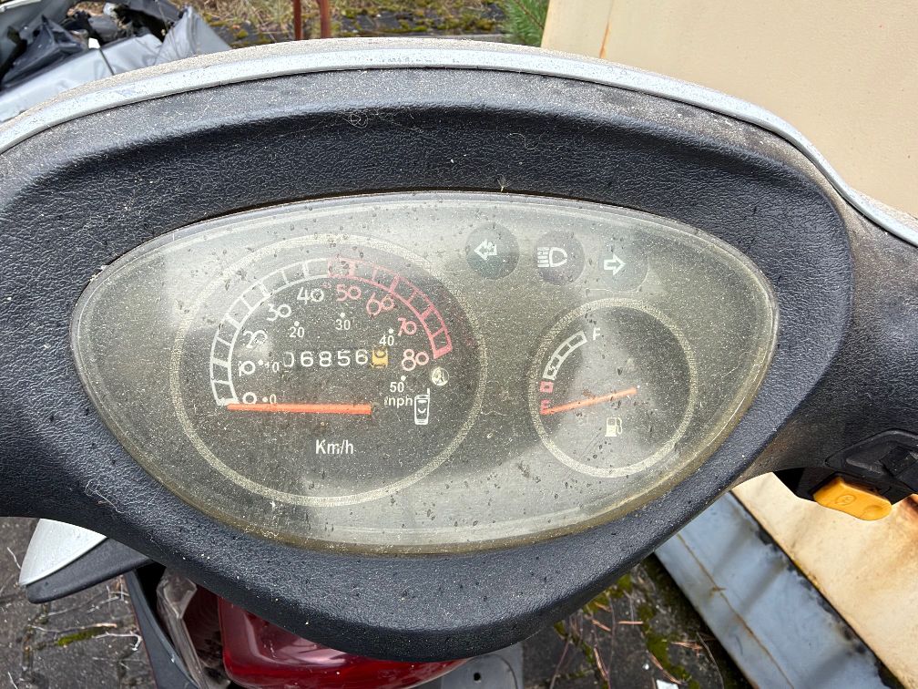 Zestaw wskaźników skutera, licznik przebiegu 6856 km