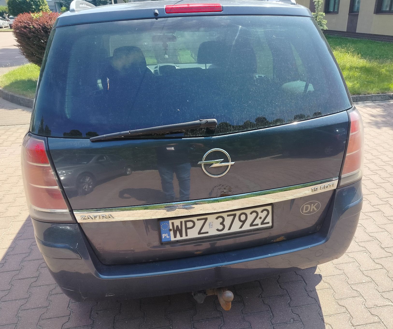Zdjęcie tyłu samochodu Opel Zafira koloru granatowego