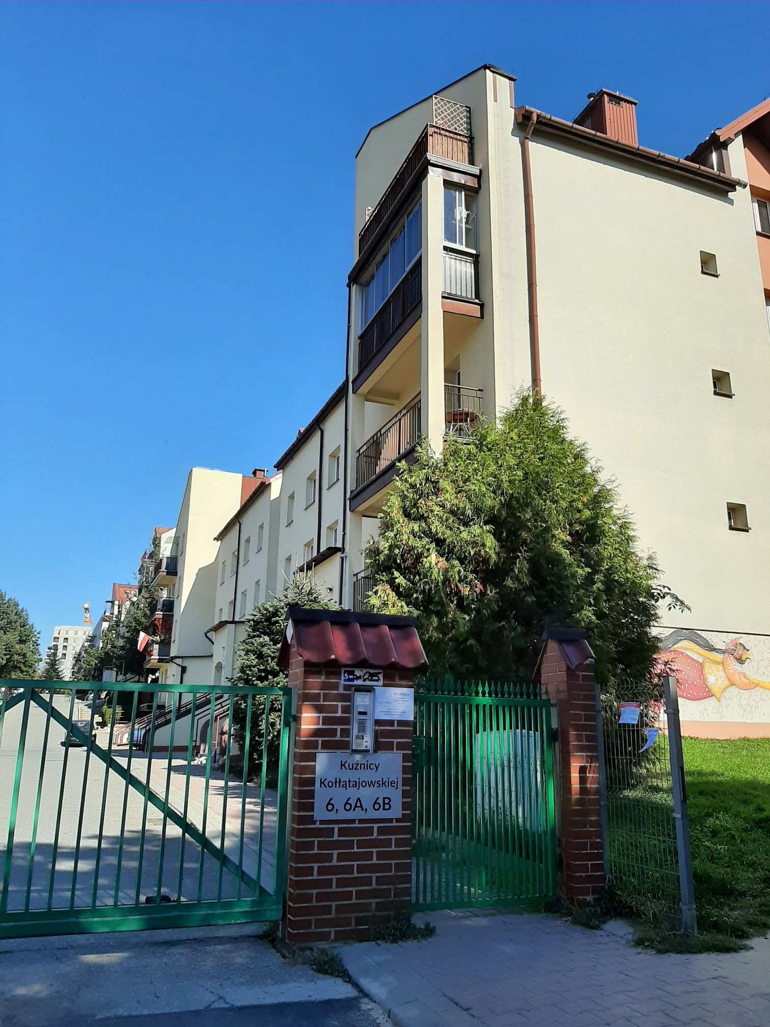 Budynki wielorodzinne zlokalizowane przy ul. Kuźnicy Kołłątajowskiej 6, 6A, 6B w Krakowie, ogrodzone wyposażone w domofon