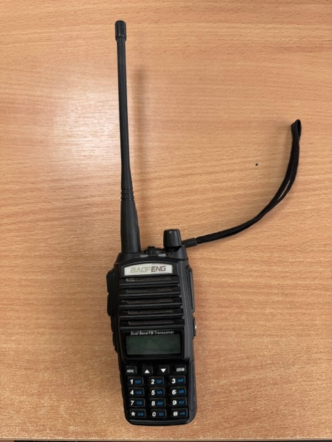 Radiotelefon koloru czarnego z anteną