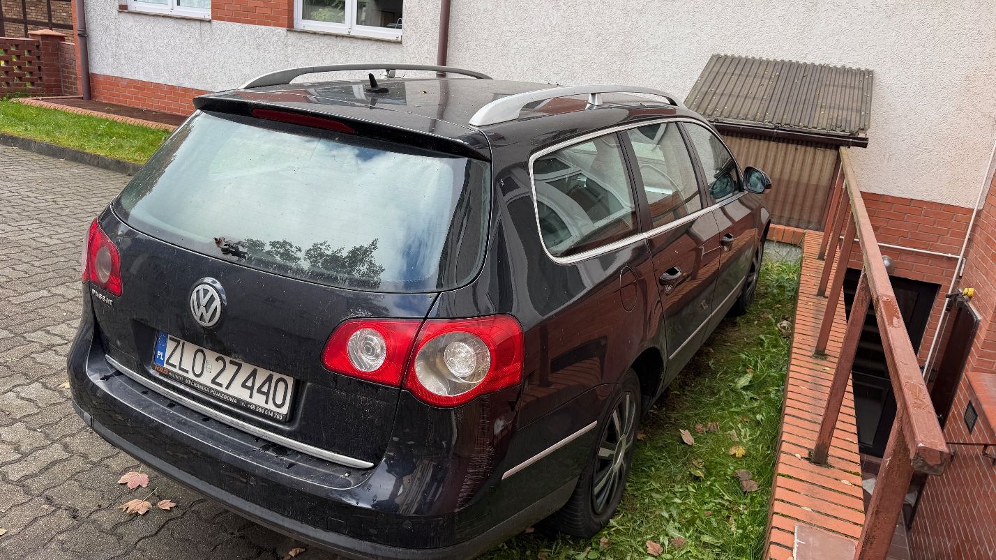 Widok na tył i prawy bok pojazdu.