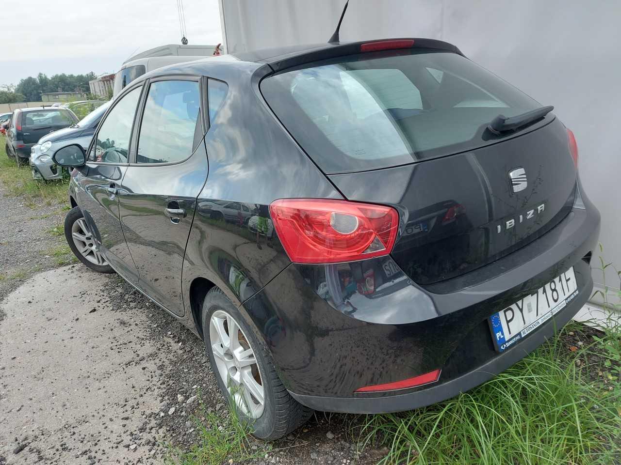 5-drzwiowy hatchback w kolorze czarnym.