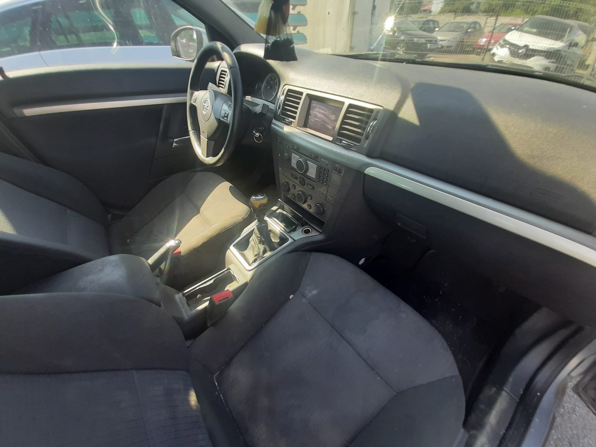 Wnętrze samochodu Opel Vectra, przednie fotele zabrudzone.